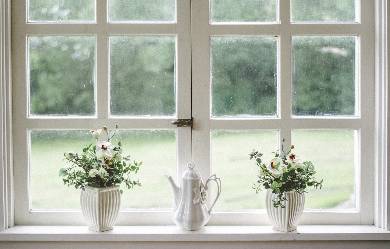 Lichtovergoten ruimte met biophilic elementen.