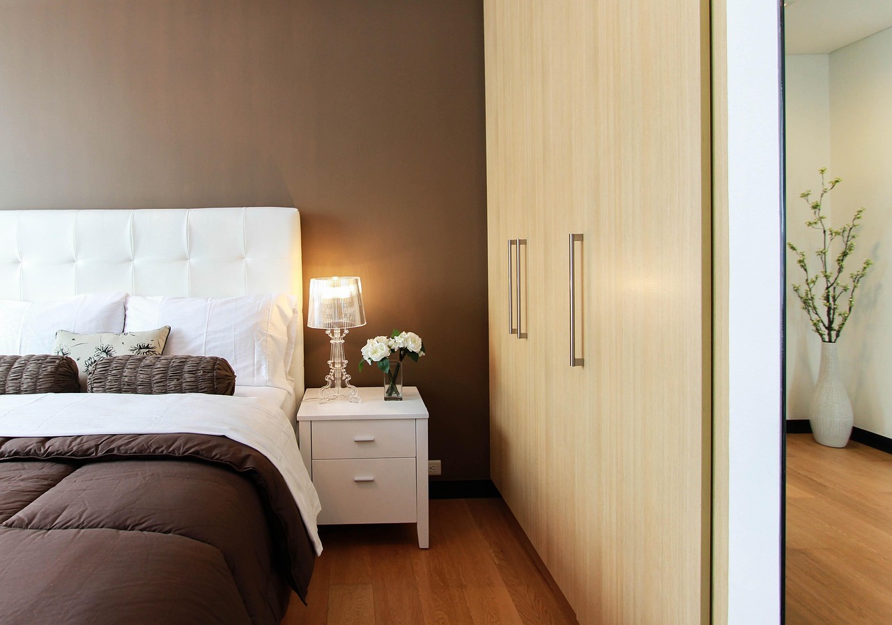 Houten planken met ingebouwde led-verlichting. Houten planken met ingebouwde led-verlichting.