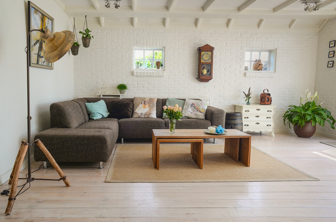 Versleten houten pallet omgebouwd tot boekenplank.